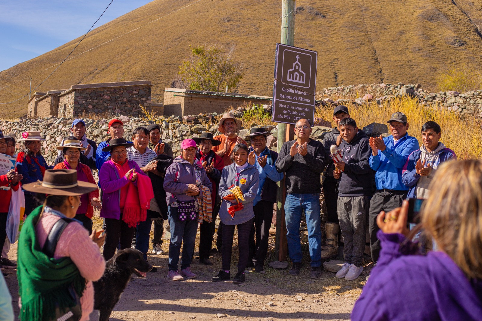 Piscina al aire libre con vistas a las montañas